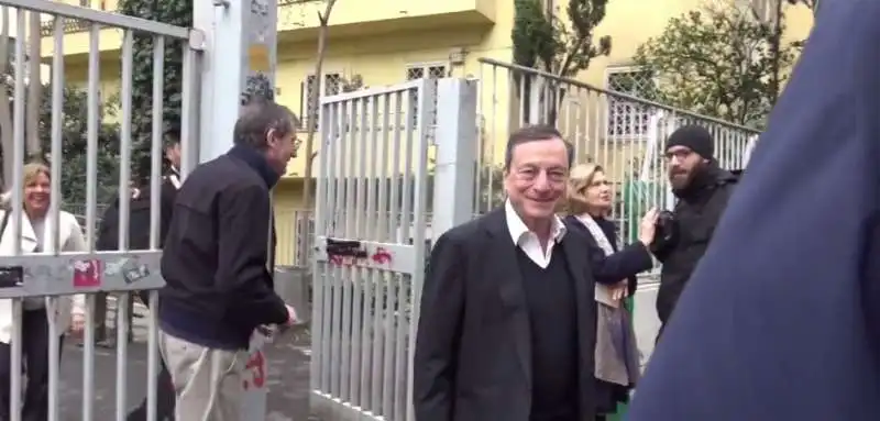 mario draghi al seggio il liceo mameli dei parioli