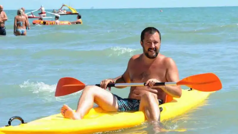 matteo salvini al mare  4