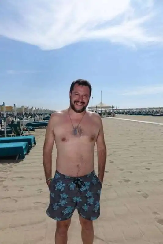 matteo salvini al mare  5