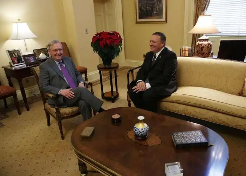 mike pompeo nello studio ovale con mitch mcconnell