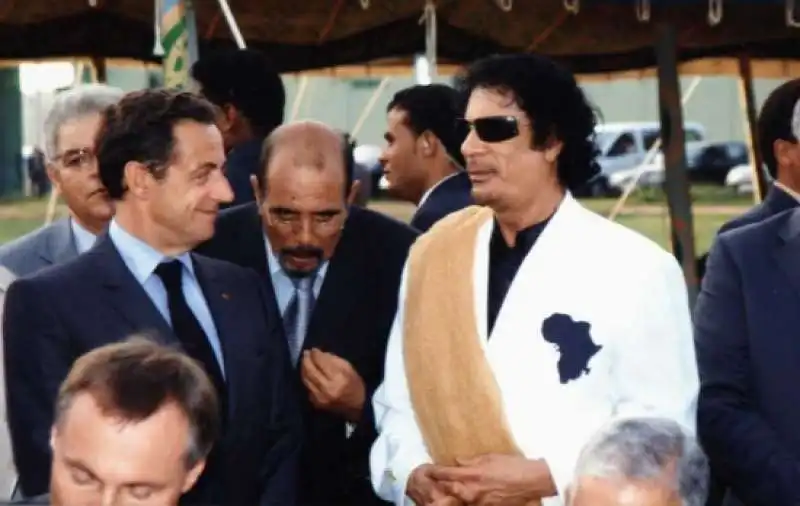 Moftah Missouri con Sarkozy e Gheddafi 