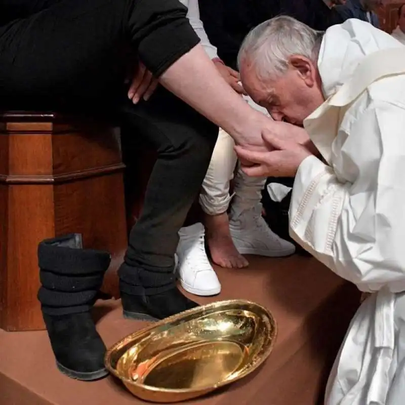 PAPA BERGOGLIO E LA LAVANDA DEI PIEDI NEL CARCERE DI REGINA COELI    