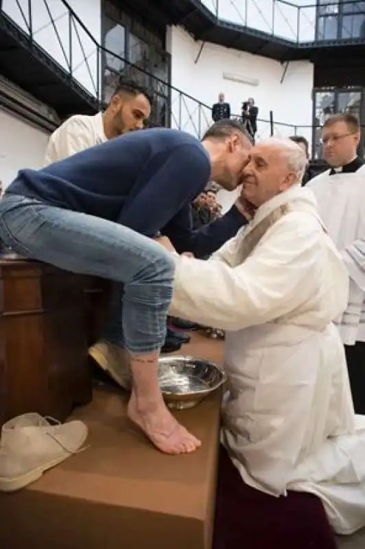 PAPA BERGOGLIO E LA LAVANDA DEI PIEDI NEL CARCERE DI REGINA COELI     