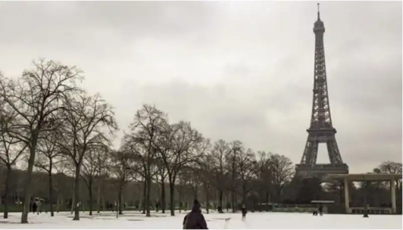 parigi neve