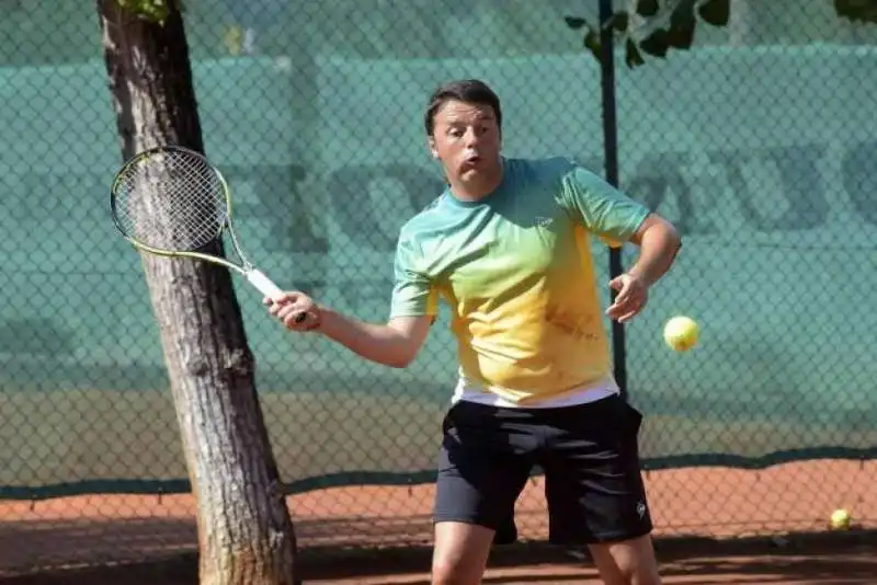 Renzi gioca a tennis