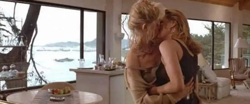 sharon stone bacio lesbo