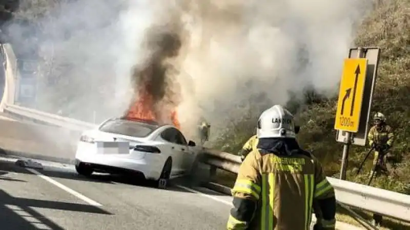 TESLA INCIDENTE