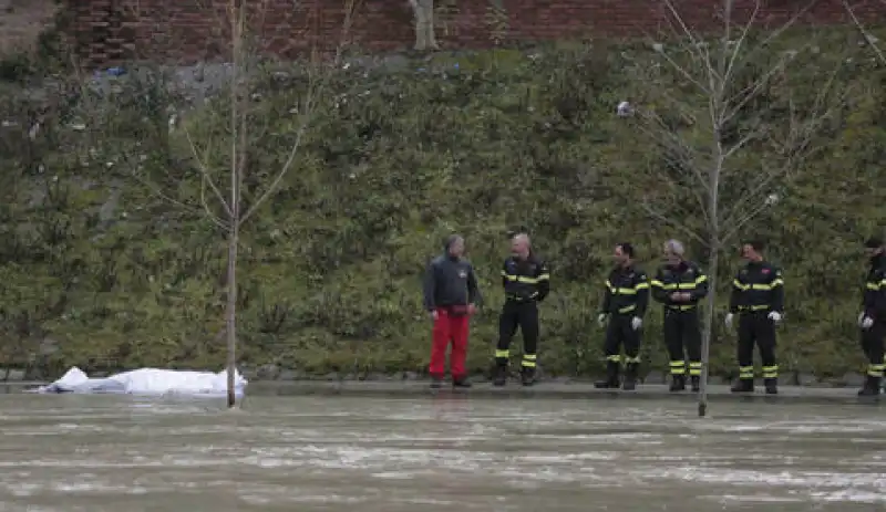 uomo suicidio roma