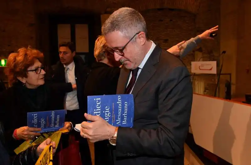 alessandro barbano firma le copie del suo libro