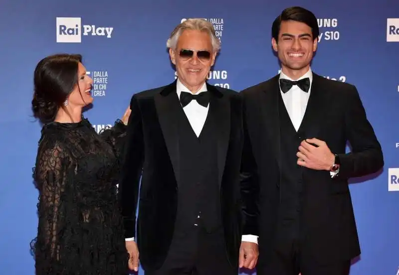 andrea bocelli con la mglie veronica e il figlio matteo foto di bacco