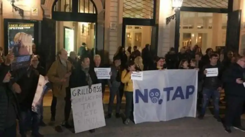 BEPPE GRILLO CONTESTATO A LECCE DAI NO TAP