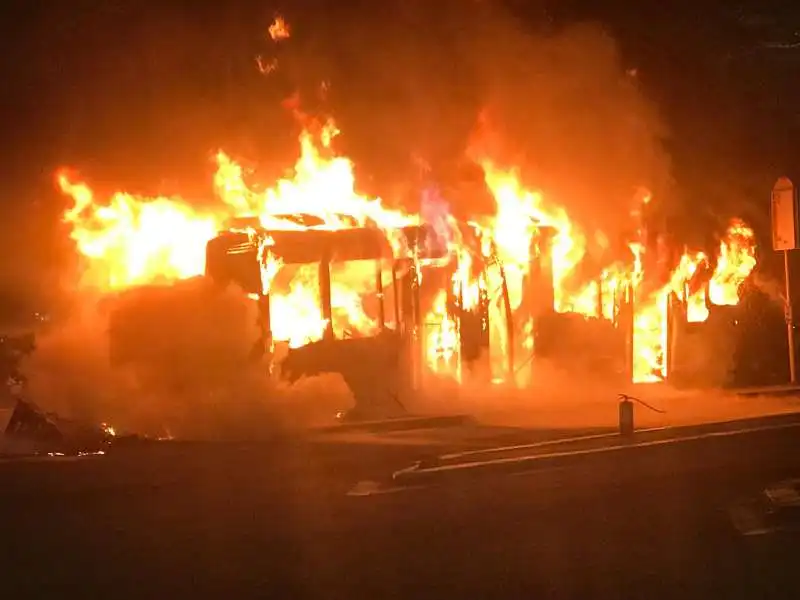 bus in fiamme