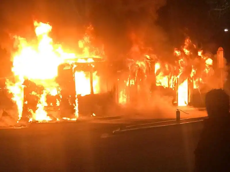 bus in fiamme 3