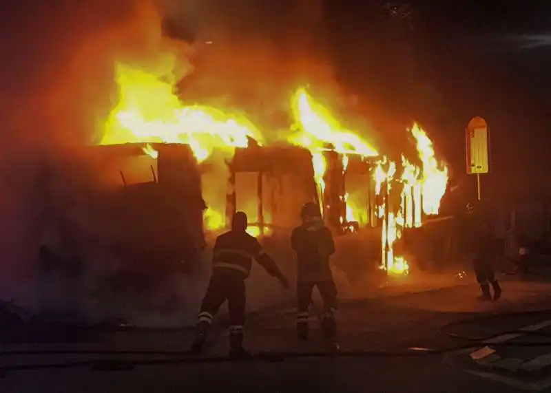 bus in fiamme 8