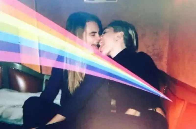 cara delevingne e miley cyrus