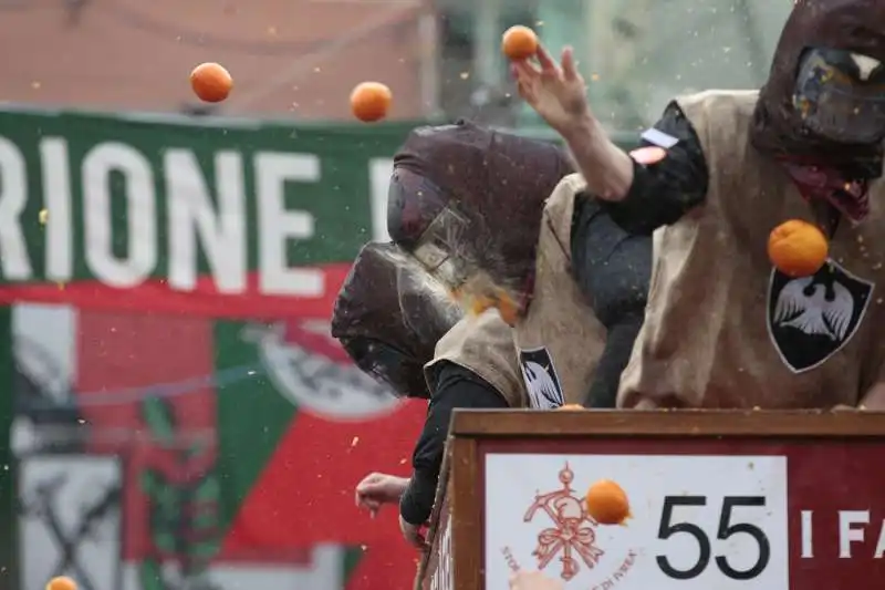 davide casaleggio partecipa alla battaglia delle arance del carnevale di ivrea 5