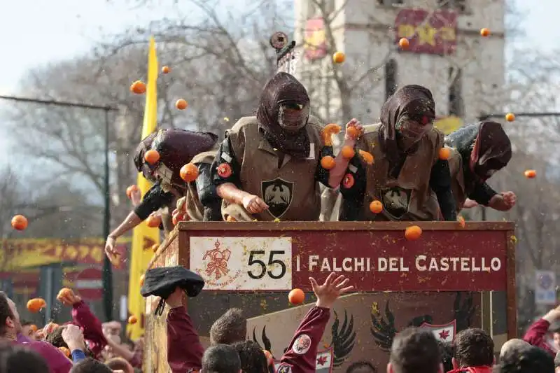 davide casaleggio partecipa alla battaglia delle arance del carnevale di ivrea 7