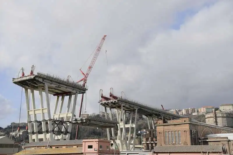 demolizione ponte morandi 1