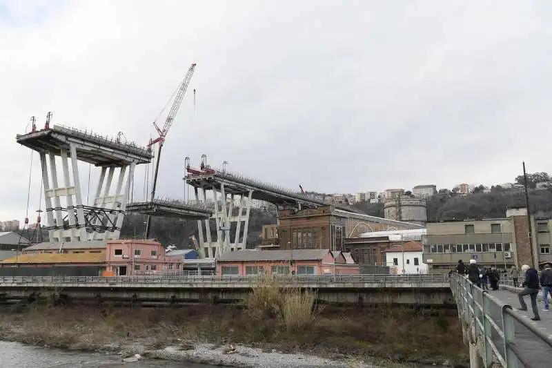 demolizione ponte morandi 3