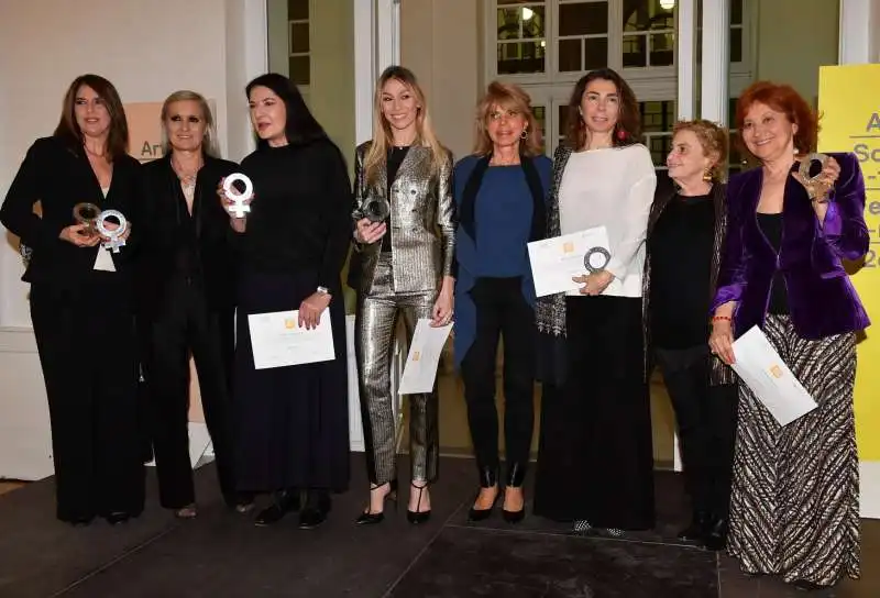 foto di gruppo delle vincitrici 2019 premio arte sostantivo femminile