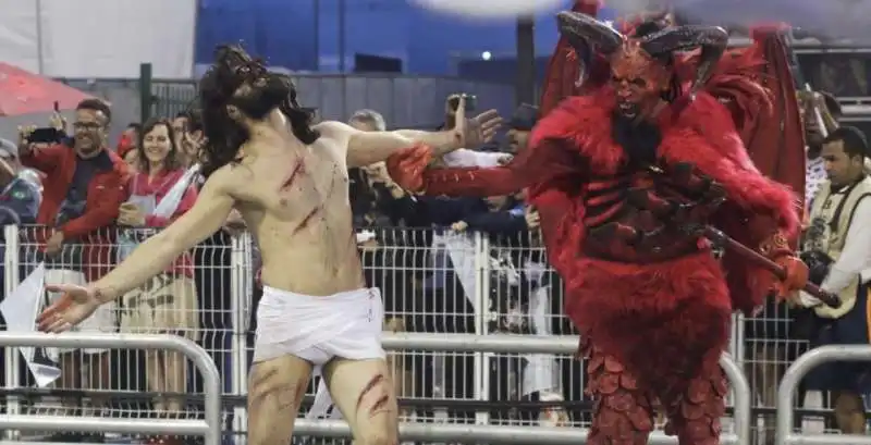 gesu' cristo e satana al carnevale di rio de janeiro 1