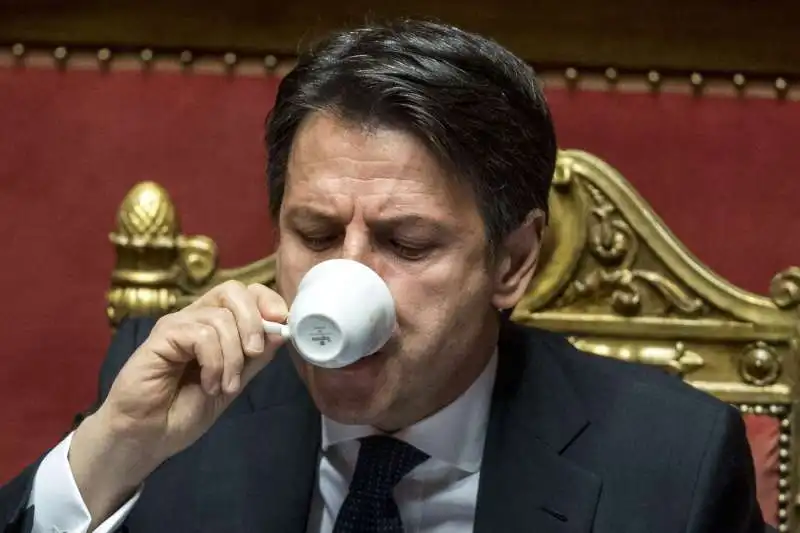 GIUSEPPE CONTE BEVE UN CAFFE' IN SENATO