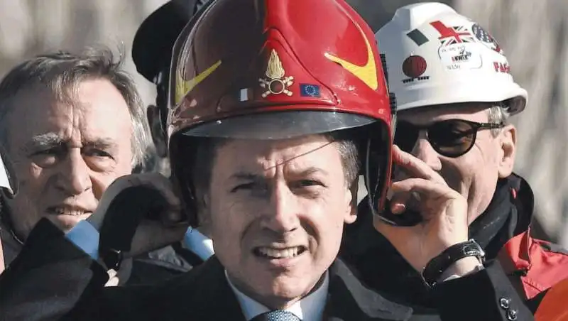 GIUSEPPE CONTE CON IL CASCO