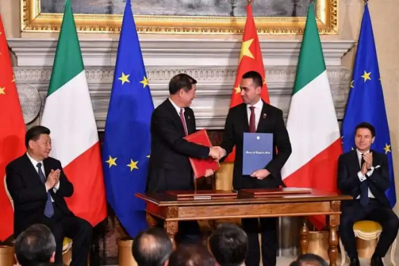  il presidente  cinese xi jinping, il ministro degli esteri wang yi, il vicepremier di maio e il premier conte