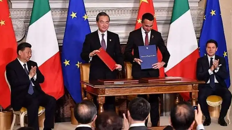  il presidente cinese xi jinping, il ministro degli esteri wang yi, il vicepremier di maio e il premier conte