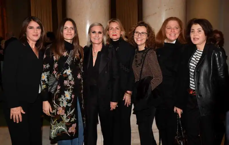 maria grazia chiuri con le sue amiche e la figlia federica