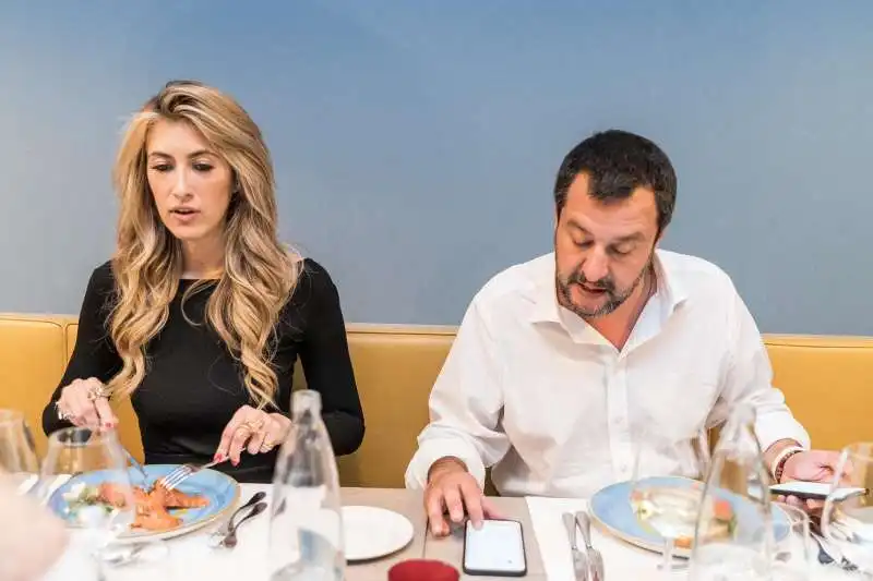 matteo salvini e annalisa chirico tra i carcerati di bollate  4