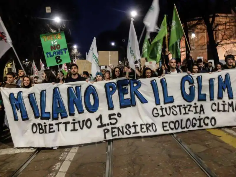 milano   corteo per l'ambiente   fridaysforfuture 2