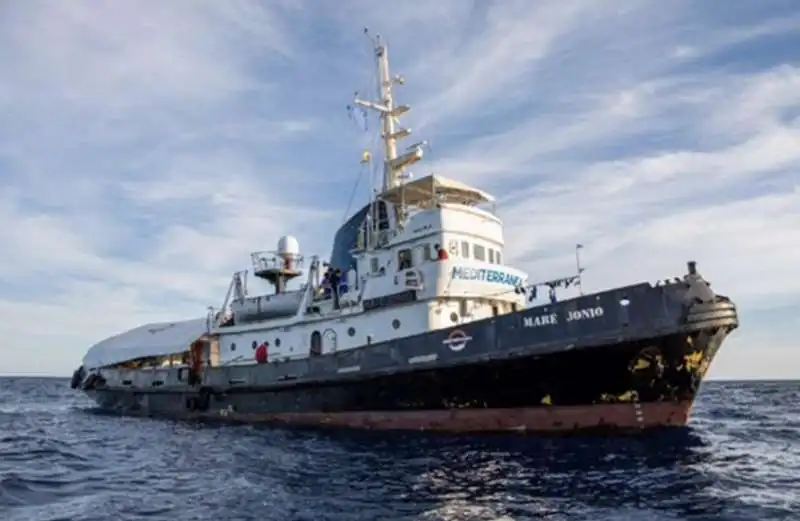 nave mare jonio della ong mediterranea