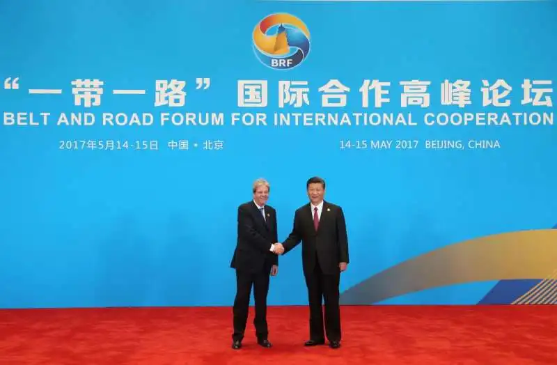 paolo gentiloni con xi jinping al forum per la via della seta 1