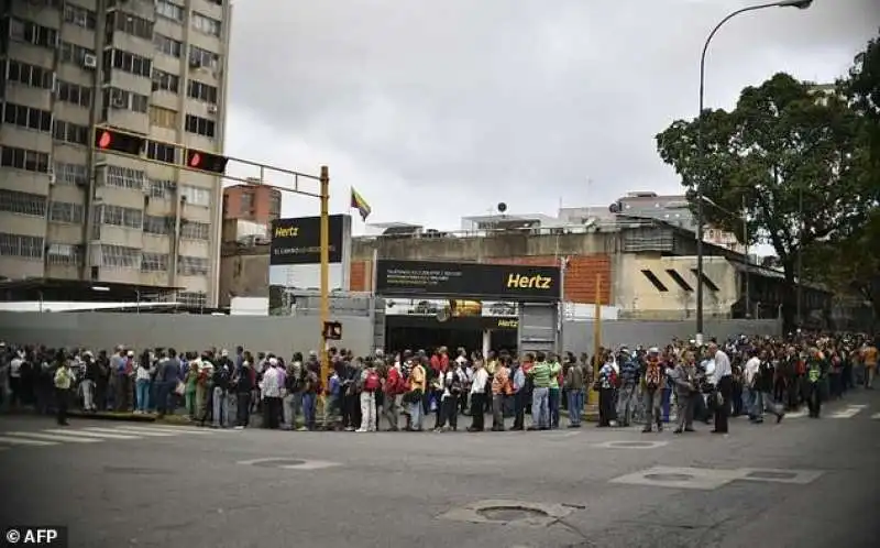 persone in fila per il bus a caracas