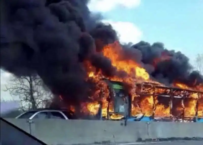 scuolabus in fiamme a san donato milanese 10