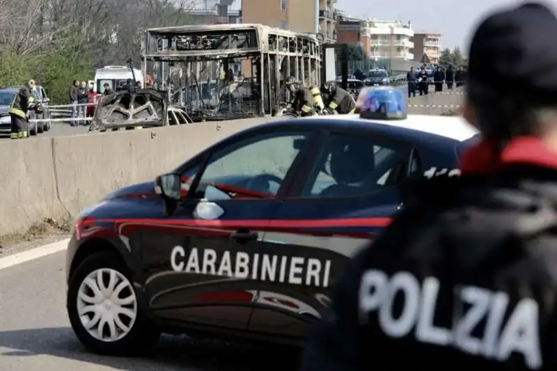 scuolabus in fiamme a san donato milanese 2