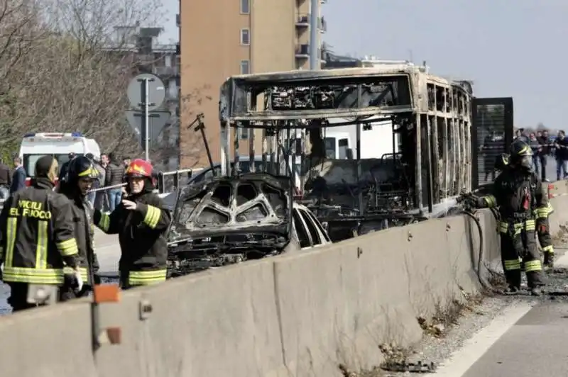 scuolabus in fiamme a san donato milanese 4