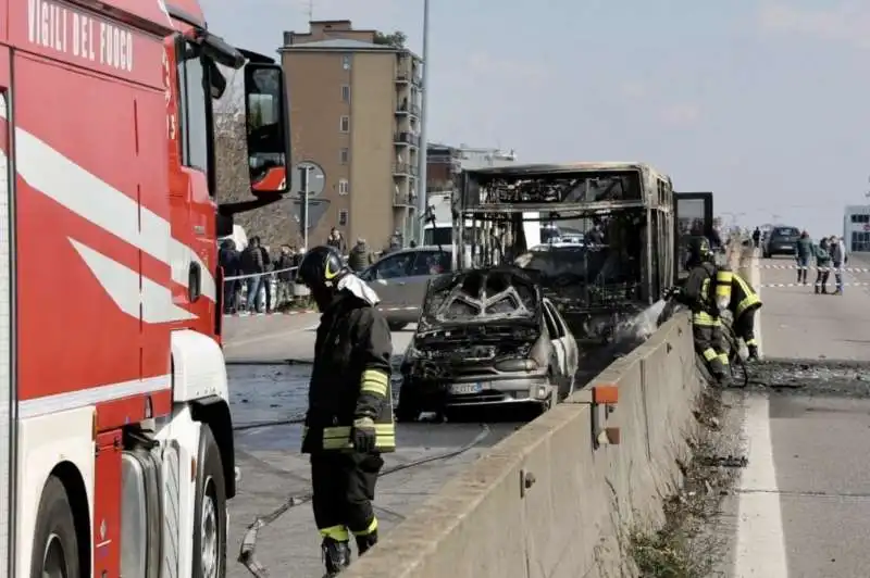 scuolabus in fiamme a san donato milanese 5