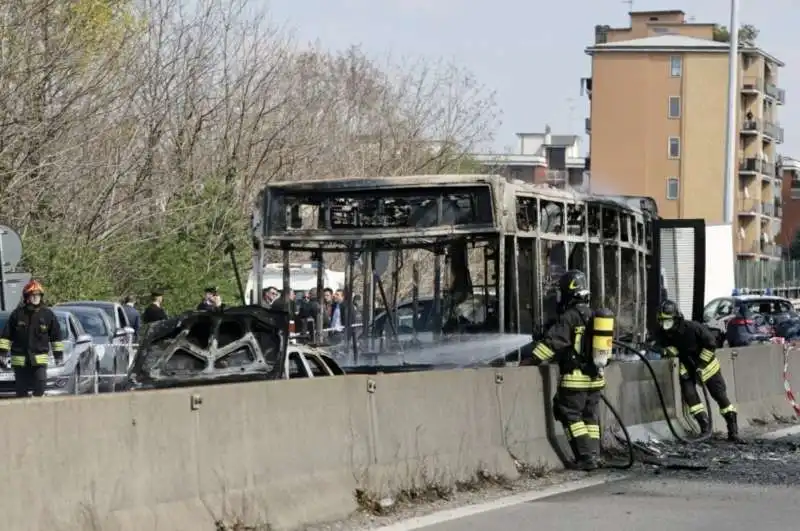 scuolabus in fiamme a san donato milanese 7