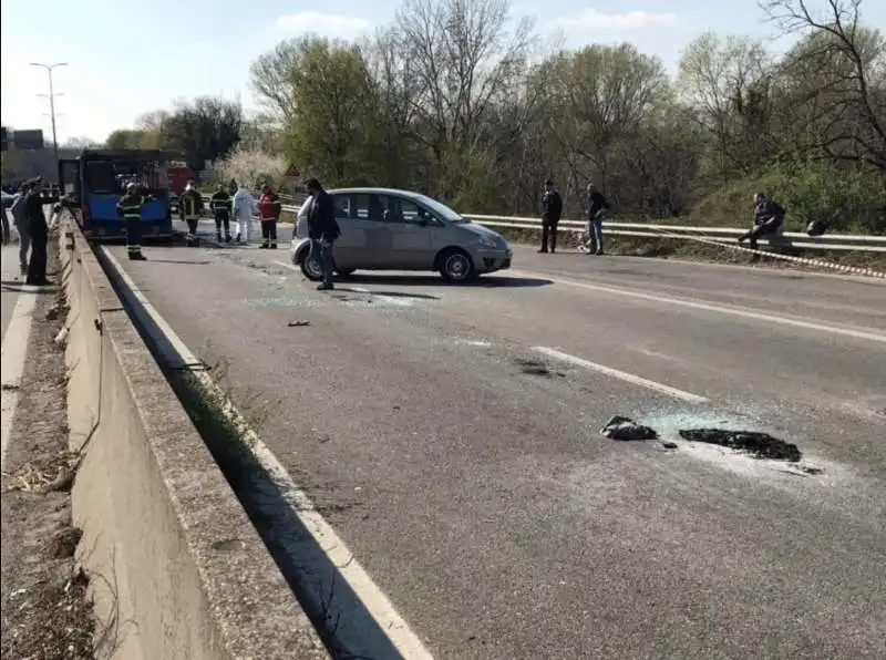 scuolabus in fiamme a san donato milanese 8