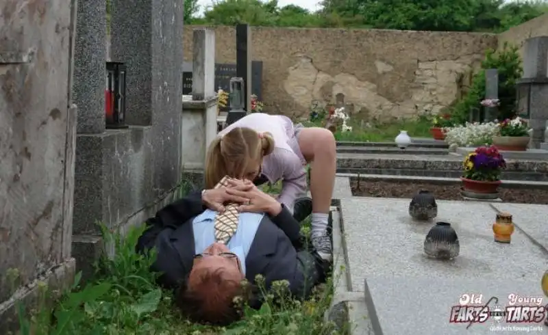 sesso al cimitero 1