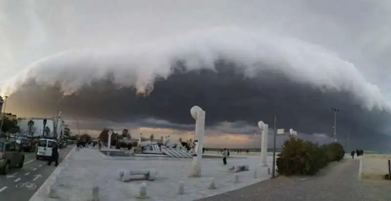 shelf cloud   la nuvola a forma di mensola a pescara 1