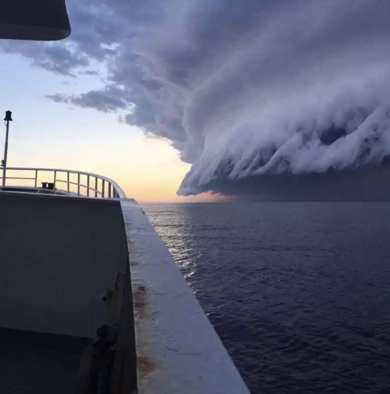 shelf cloud   la nuvola a forma di mensola a pescara 3