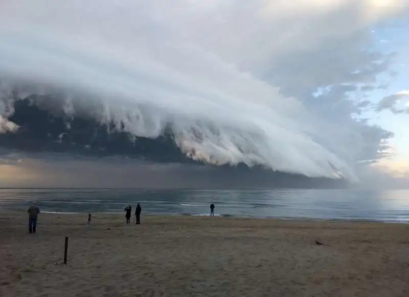 shelf cloud   la nuvola a forma di mensola a pescara 5