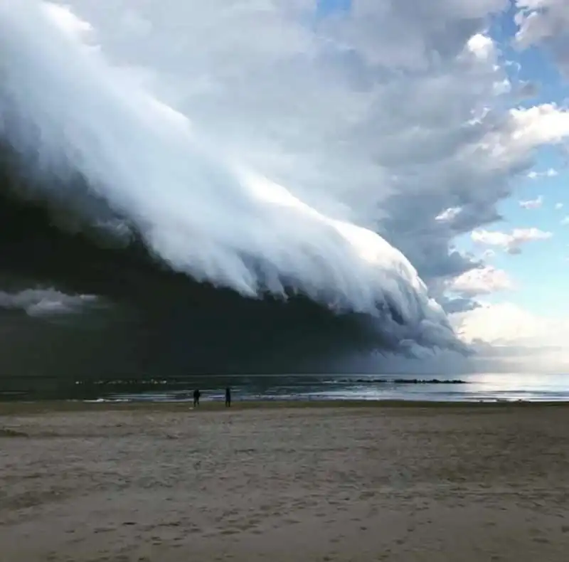 shelf cloud   la nuvola a forma di mensola a pescara 6