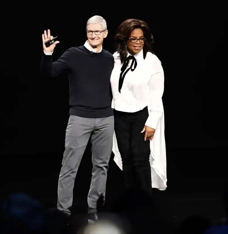 tim cook e oprah winfrey alla presentazione di apple tv+ 1