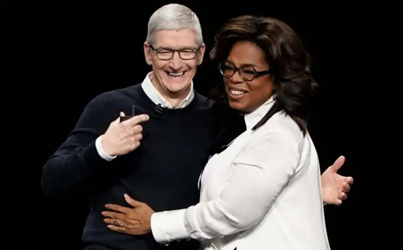 tim cook e oprah winfrey alla presentazione di apple tv+ 2