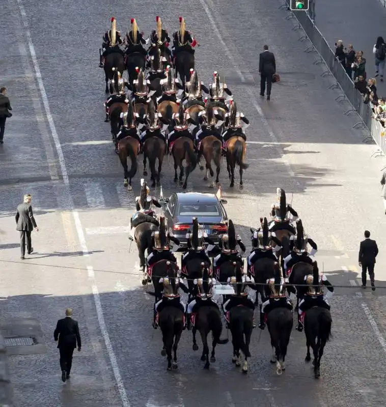 xi jinping scortato dai corazzieri