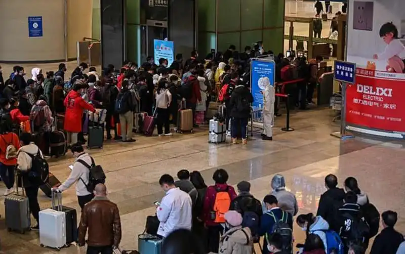 arrivi alla stazione di wuhan 3